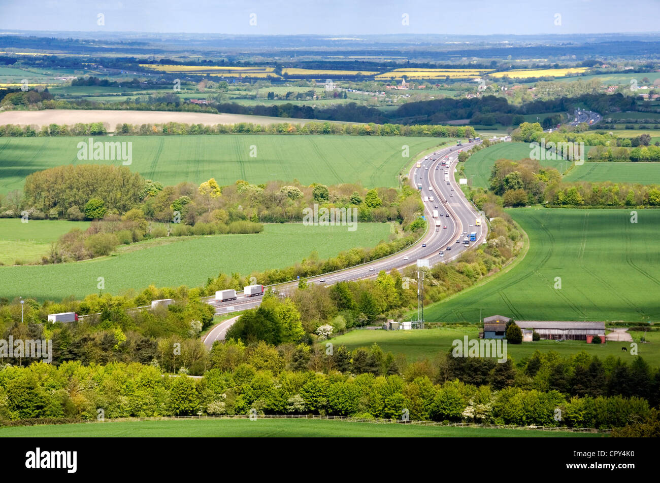 Oxon - Chiltern Hills - nr Lewknor - M40 Autobahn - quer durch die Landschaft schlängelt - Sonnenlicht und Schatten - blauen Dunst Abstand Stockfoto