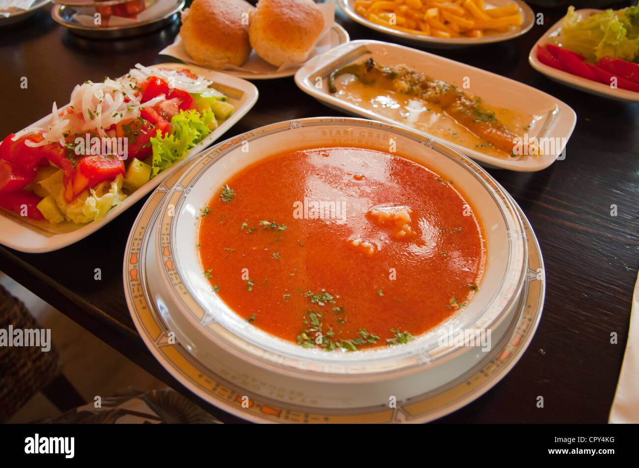 Serbische Küche Suppe Salat Brot Belgrad-Serbien-Europa Stockfoto