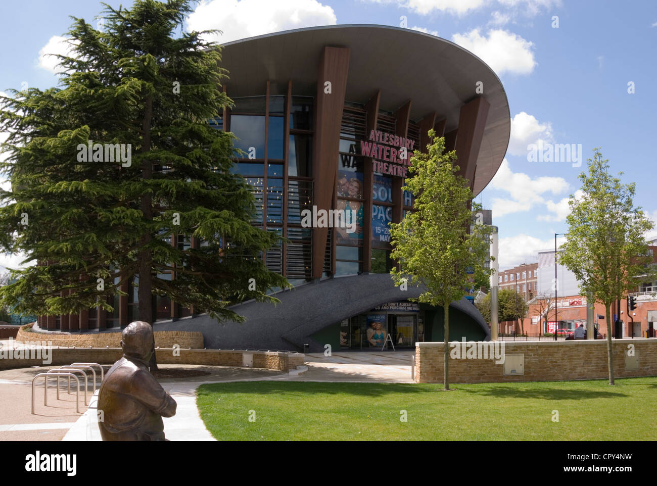 Bucks - Aylesbury - Waterside Theatre - sitzende Statue Ronnie Barker - Betrachtung dieses neue moderne Gebäude Stockfoto