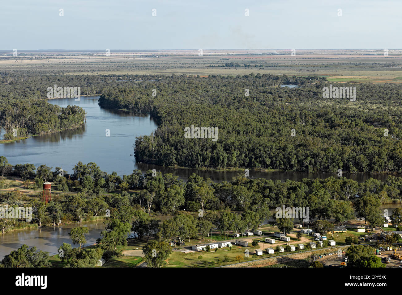 Niedrigen Niveau Luftaufnahme des Murray River, nur bevor er den Darling River bei Wentworth, New South Wales, Australien. Stockfoto