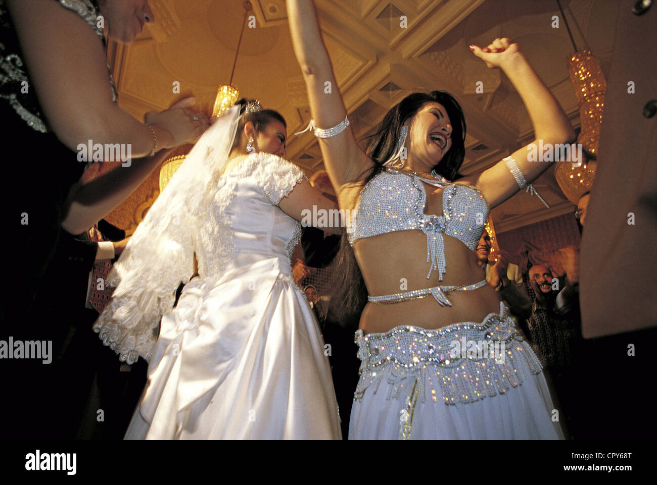 Ägypten, Kairo, Altstadt UNESCO-Welterbe, Bauchtanz Tänzerin Asmaya mit der Braut während einer Hochzeitsfeier Stockfoto