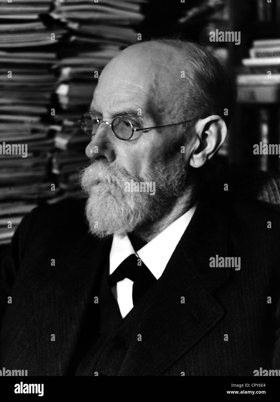 Bartels, Adolf, 15.11.1862 - 7.3.1945, deutscher Schriftsteller und Literaturhistoriker, Porträt, in seiner Studie, ca. 1942, Stockfoto