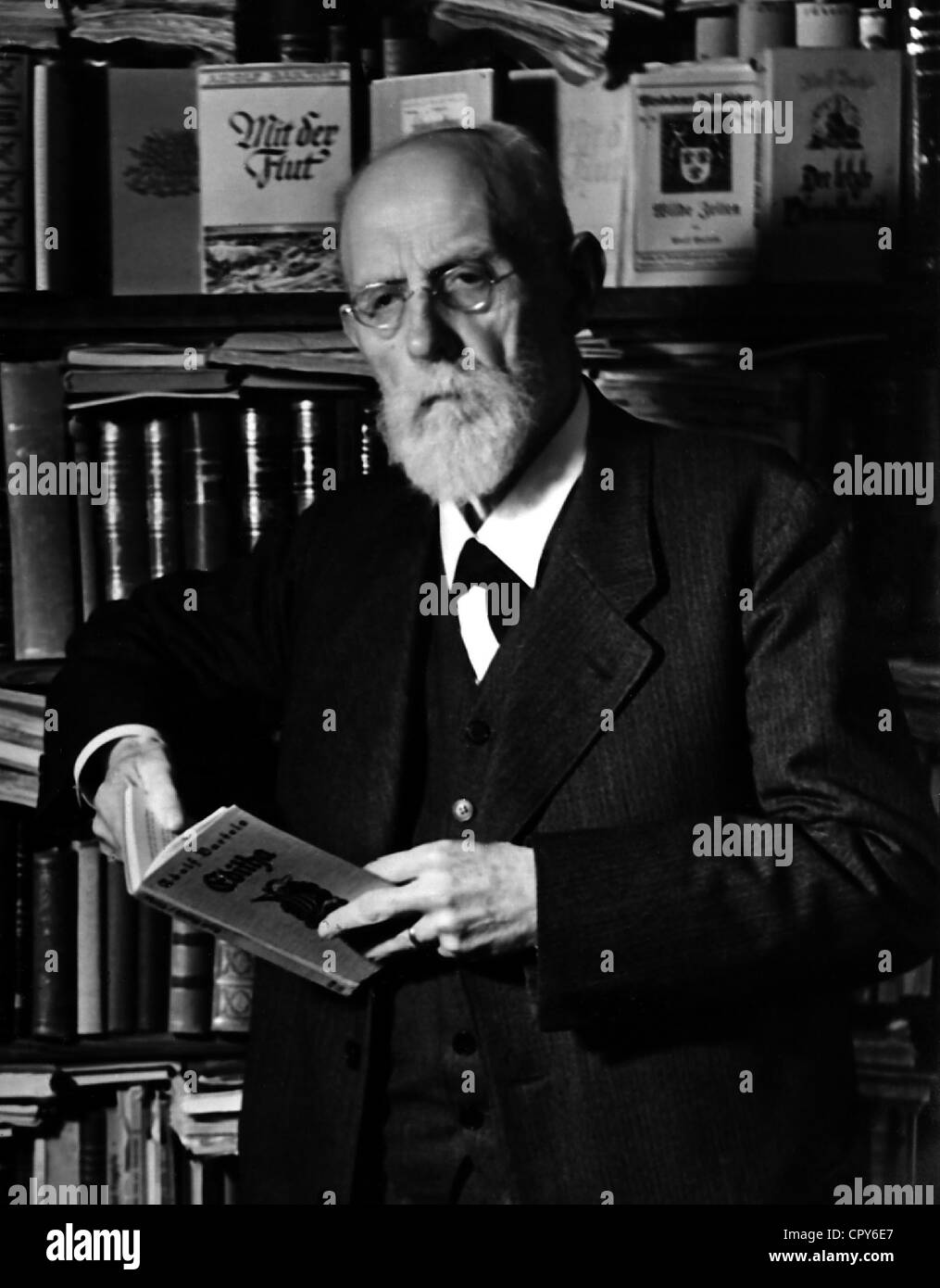Bartels, Adolf, 15.11.1862 - 7.3.1945, deutscher Schriftsteller und Literaturhistoriker, halbe Länge, in seiner Studie, ca. 1942, Stockfoto