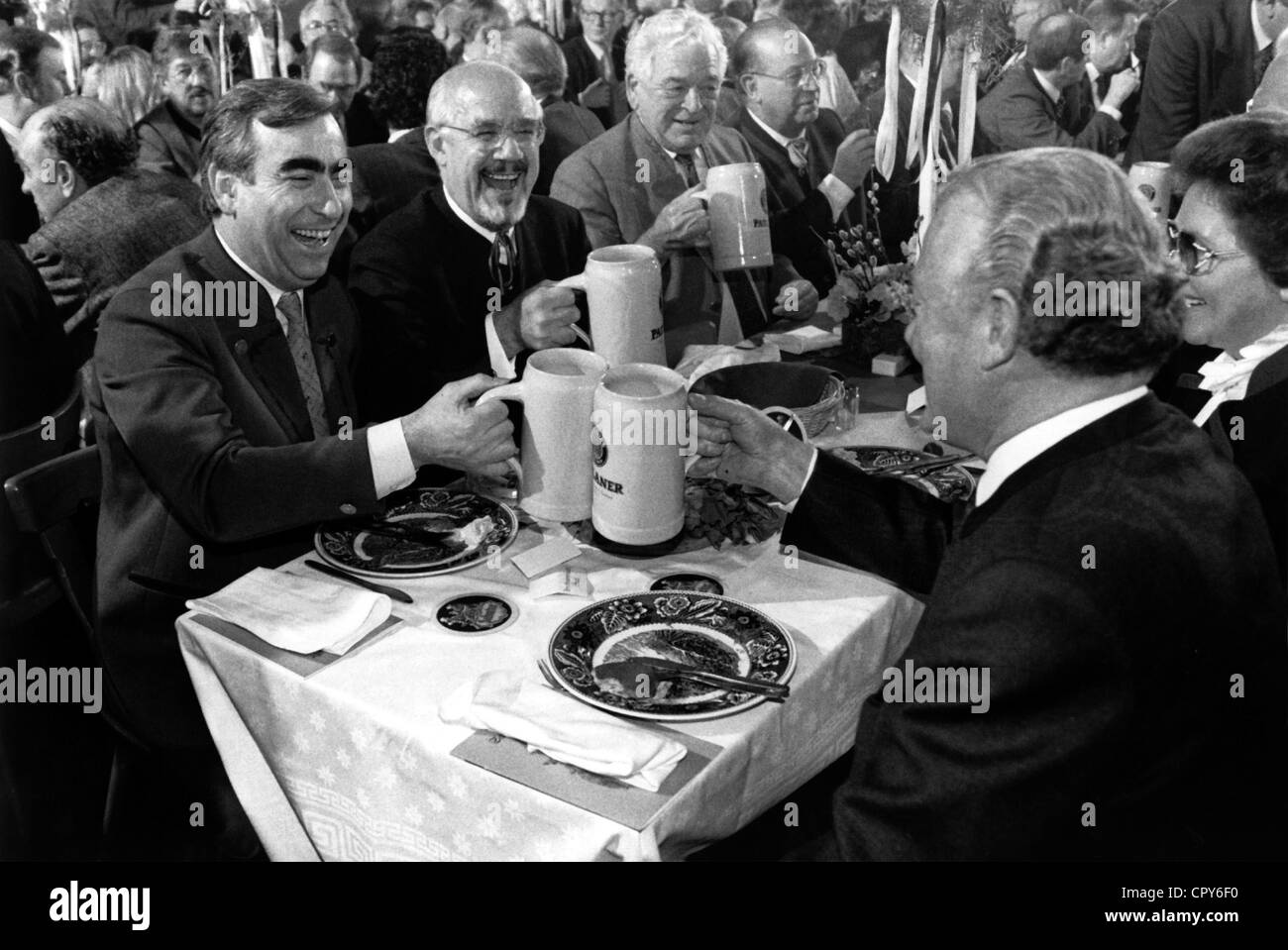 Waigel, Theo, * 24.4.1939, deutscher Politiker (CSU), halbe Länge, als Bundesfinanzminister, mit Max Streibl und Hans 'Johnny' Klein, Bier trinkend, 1991, Stockfoto
