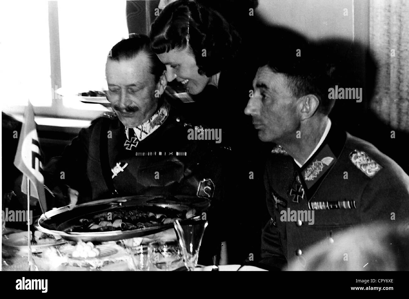 Mannerheim, Baron Carl Gustav, 4.6.1867 - 27.1.1951, finnischer Marschall und Politiker, Szene, Mittagessen mit dem deutschen General Eduard Dietl, ca. 1943, Stockfoto