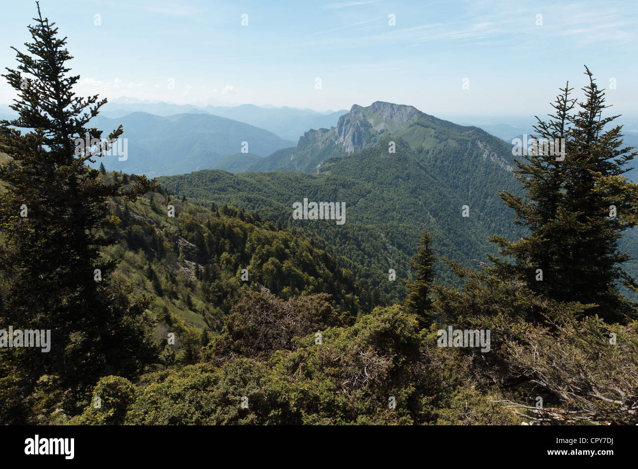 Blick auf die Pyrenäen von einem Bergrücken in der Nähe von Col du Pas de Gehmintuen, Haute-Garonne, Midi-Pyrenäen, Frankreich. Stockfoto