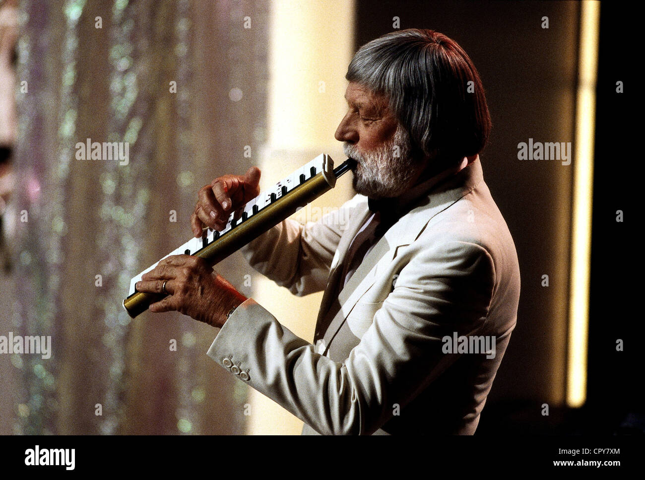 Conniff, Ray, 6.11.1916 - 12.10.2002, US-Musiker, Komponist, halbe Länge, Melodica spielen, 1975, Stockfoto