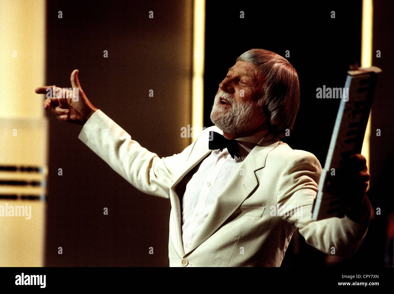 Conniff, Ray, 6.11.1916 - 12.10.2002, US-Musiker, Komponist, halbe Länge, während einer Show, mit Melodica, 1975, Stockfoto