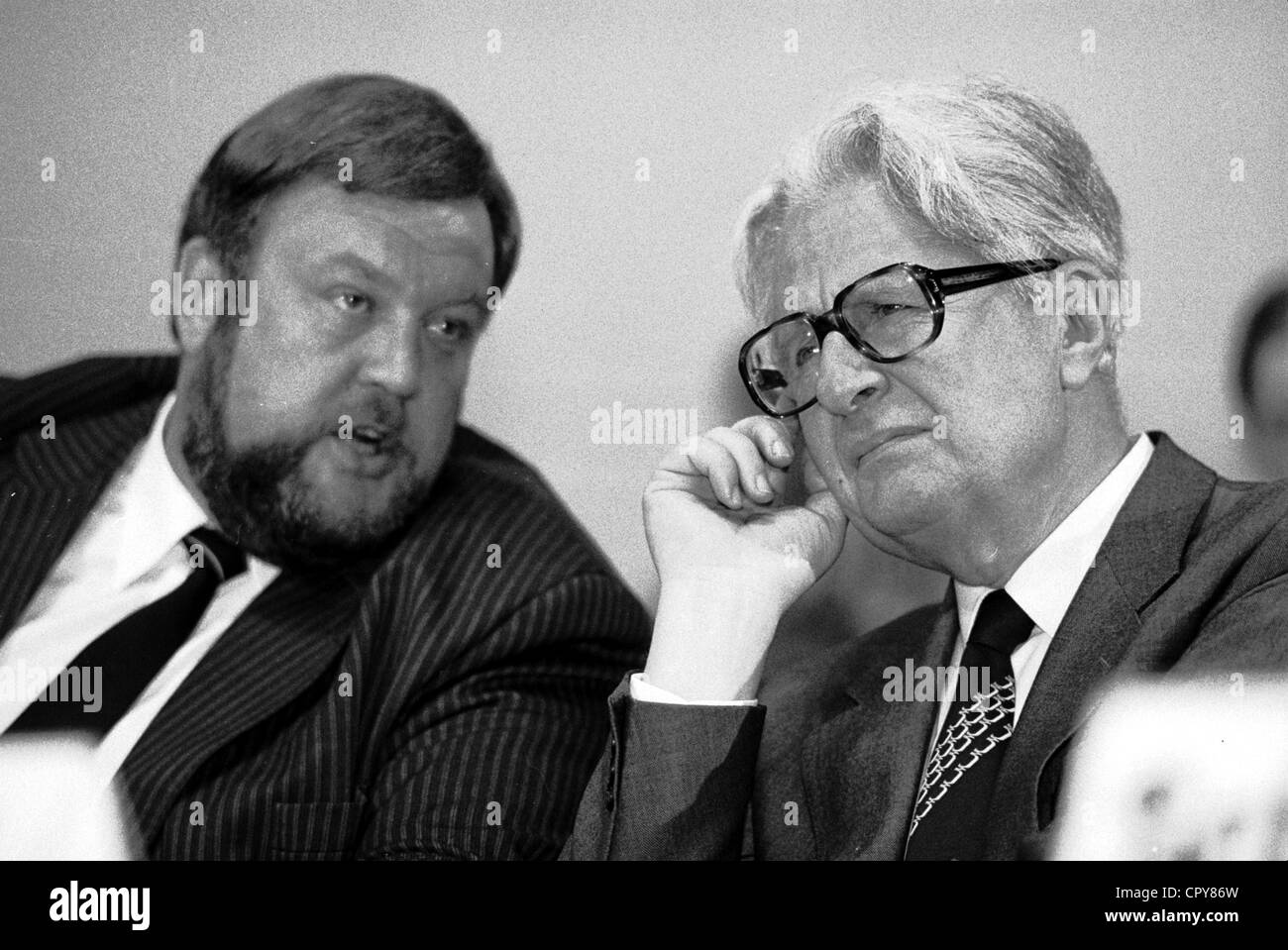 Hiersemann, Karl-Heinz, 17.8.1944 - 15.7.1998, deutscher Politiker (SPD), halbe Länge, mit Jochen Vogel, 1987, Stockfoto