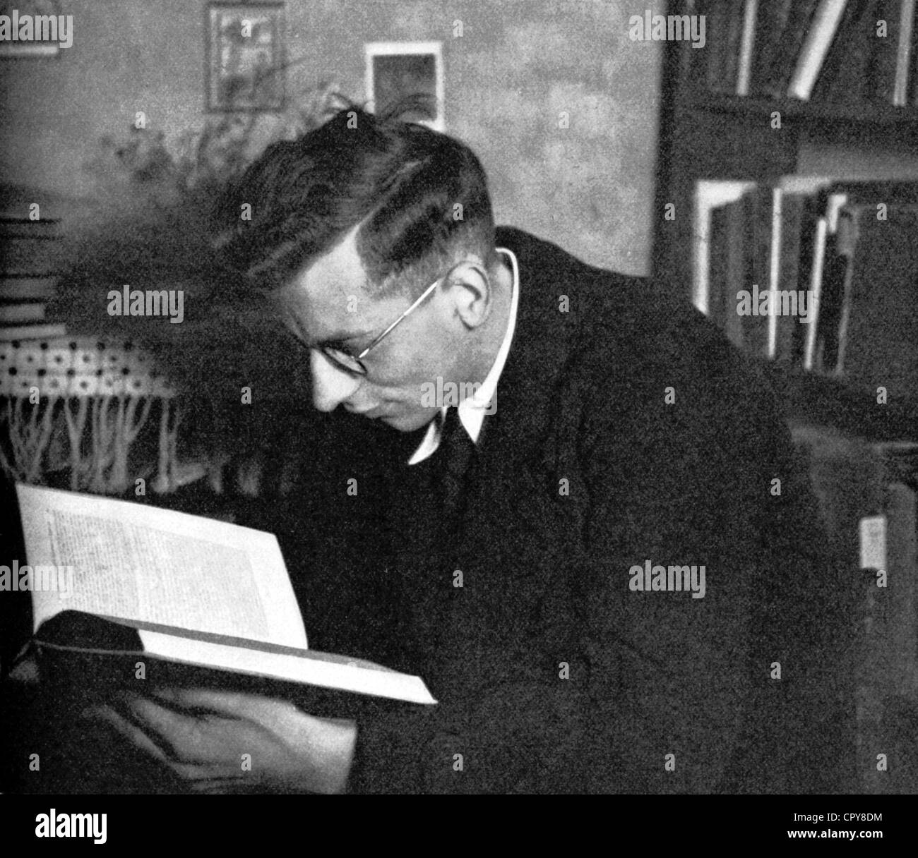 Hesse, Helmut, 11.5.1916 - 24.11.1943, deutscher Theologe, Mitglied des Widerstands gegen Adolf Hitler, halbe Länge, Lesen eines Buches, Stockfoto