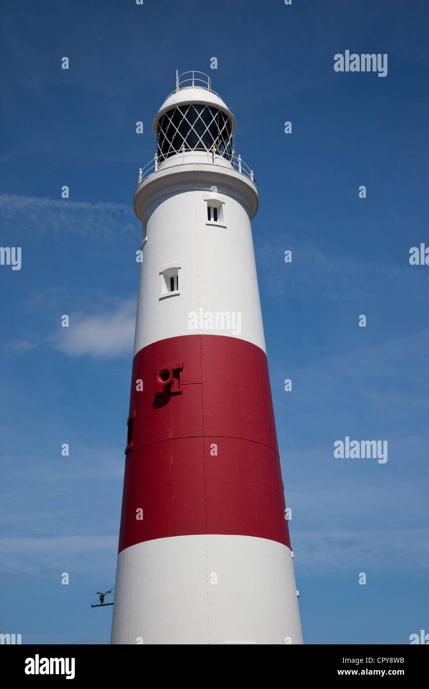 Nahaufnahme von Portland Bill Lighthouse, Dorset, England vor blauem Himmel Stockfoto