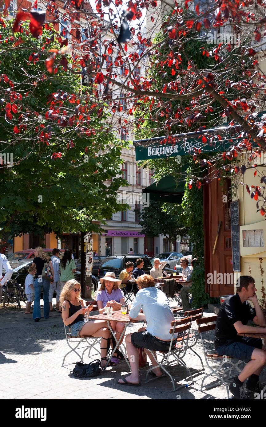 Deutschland, Berlin, Bezirk Prenzlauer Berg, Oderberger Straße, Cafe Terrasse Stockfoto