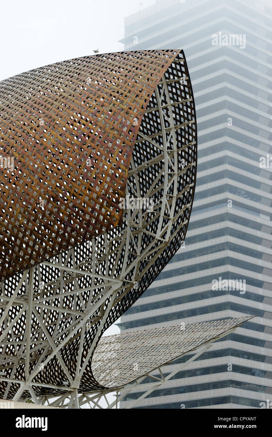 Mapfre Tower mit Fisch-Skulptur von Frank Gehry, gesehen von Barceloneta Strand auf Nebel, Barcelona, Spanien Stockfoto