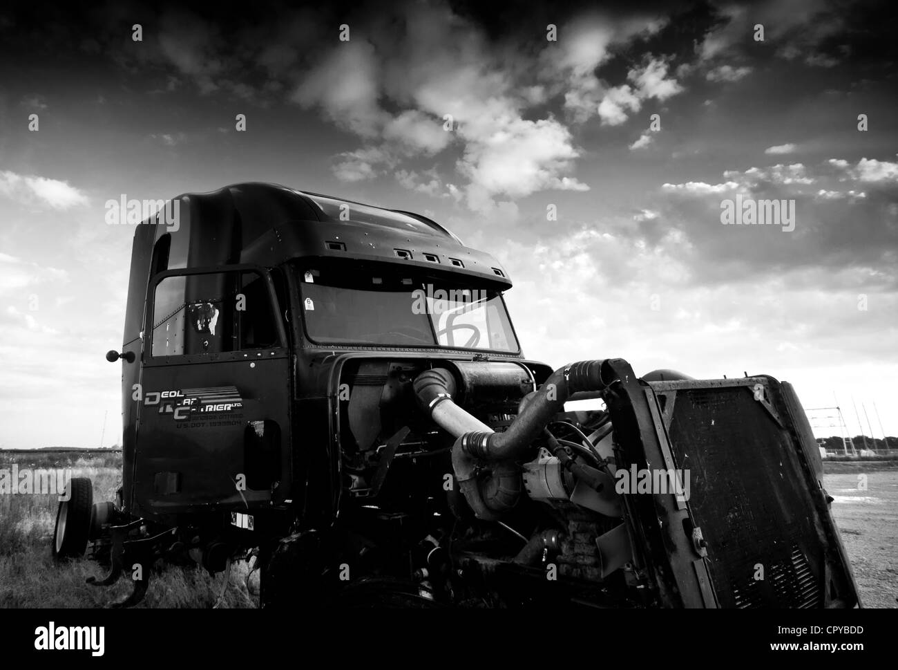 Ein Sattelschlepper Schrott in einem Feld Stockfoto