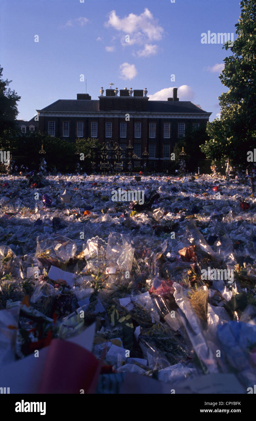 Prinzessin Diana Flowers außerhalb Kensington Palace nach ihrem Tod im August 1997 Stockfoto