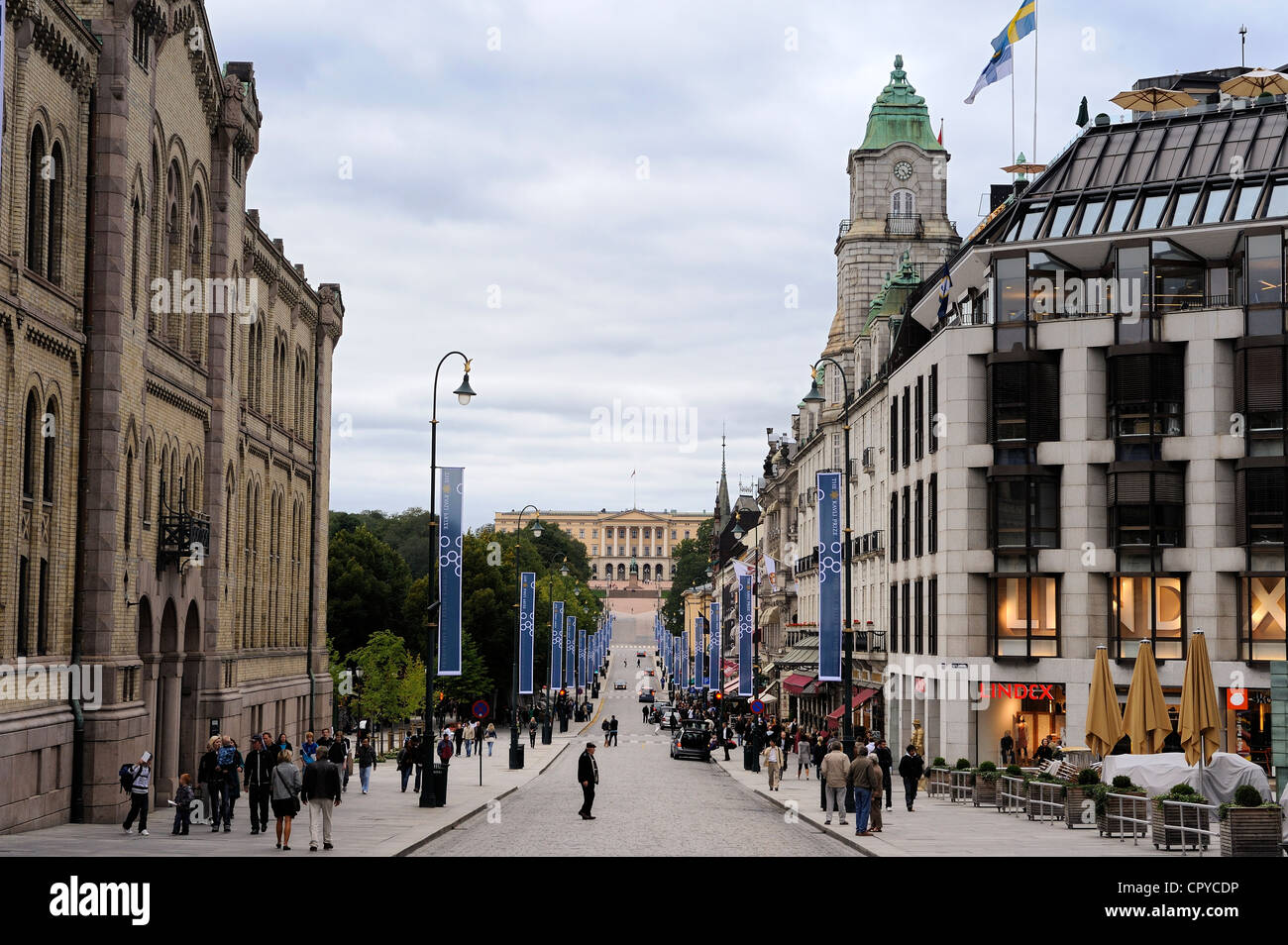 Norwegen, Oslo, dem königlichen Palast am Ende der Karl Johans Gate, eines der wichtigsten Einkaufsstraße der Stadt Stockfoto