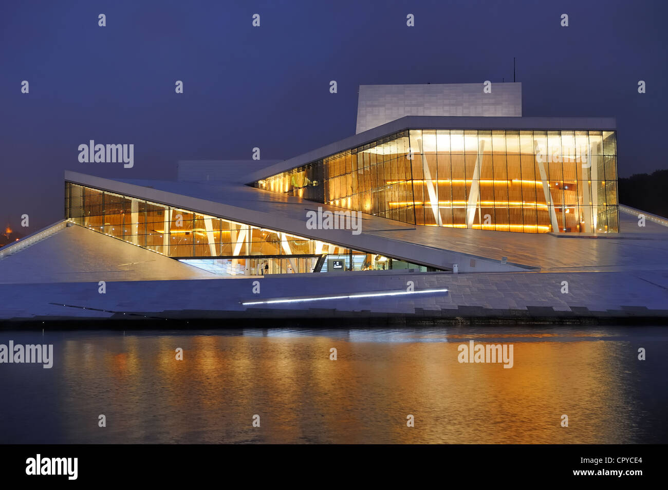 Norwegen, Oslo, dockt Bezirk von Bjorvika, das neue Opernhaus von Snøhetta Architekten Stockfoto