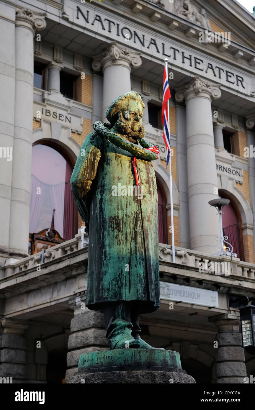 Norwegen, Oslo, Statue von Henrik Johan Ibsen (norwegischer Dramatiker) vor dem Nationaltheater Stockfoto