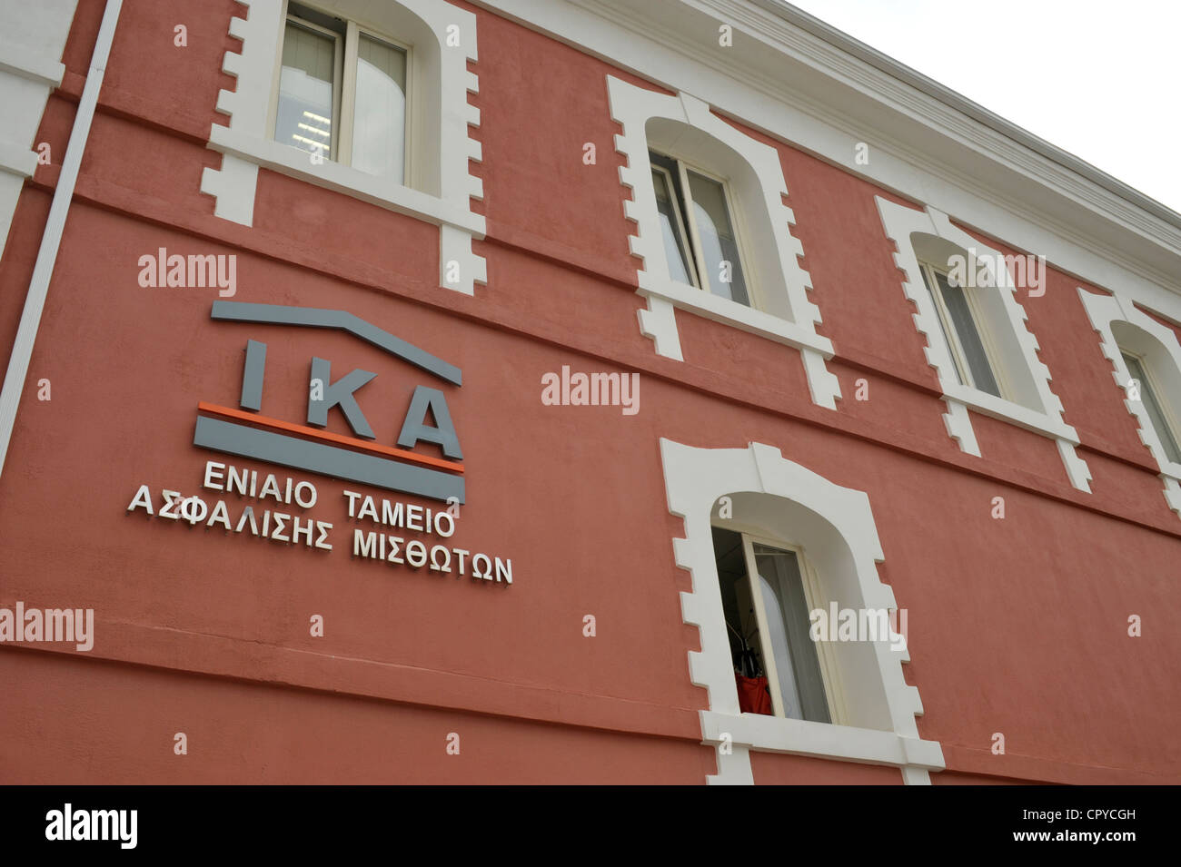 Griechenlands Sozialversicherung finanzieren IKA. Die IKA-Zeichen an der Wand außerhalb des Gebäudes. - Stockfoto