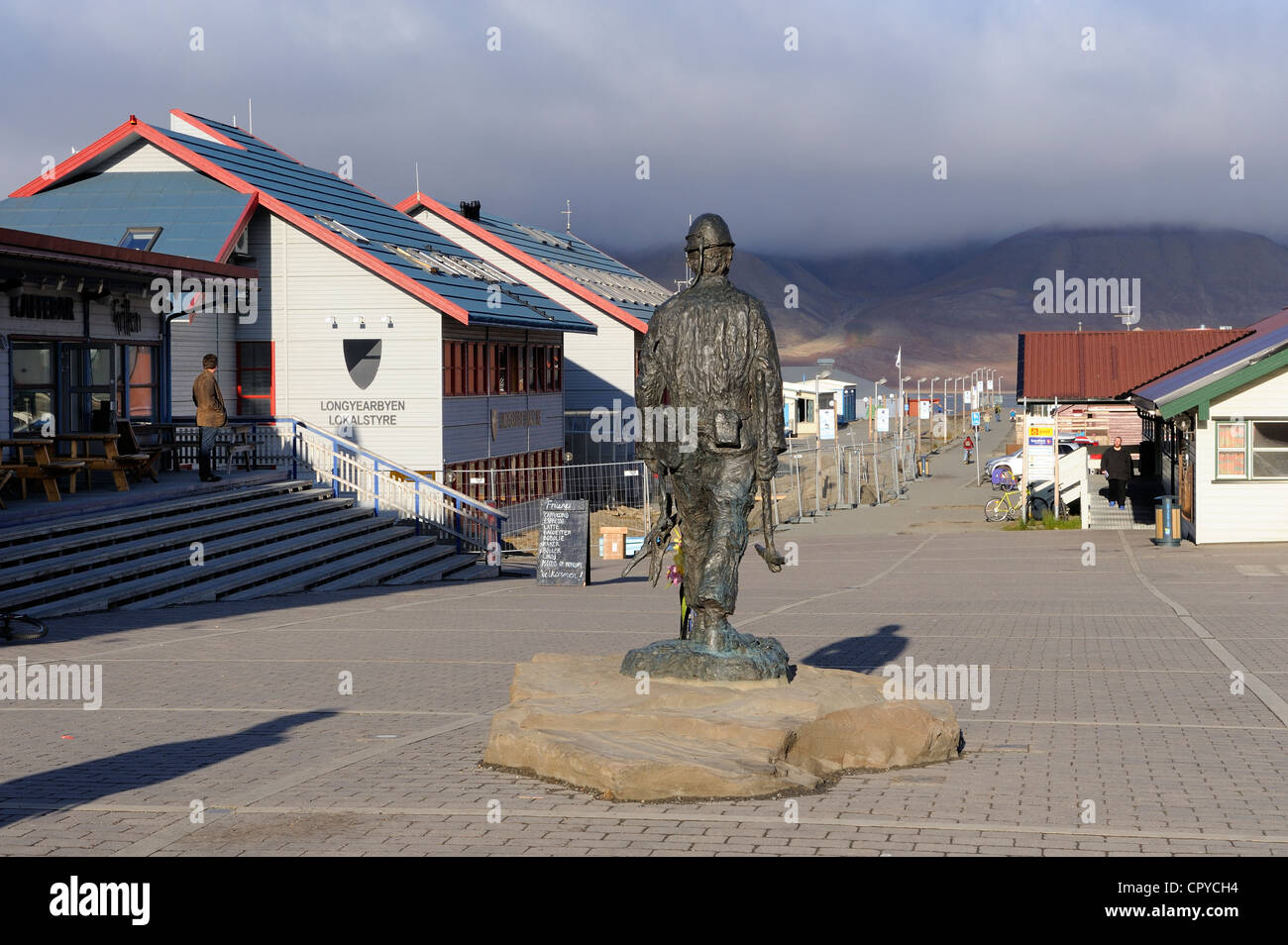 Norwegen, Svalbard (Spitzbergen), Longyearbyen gilt als die nördlichsten Stadt der Welt, Statue im Speicher der Bergleute Stockfoto