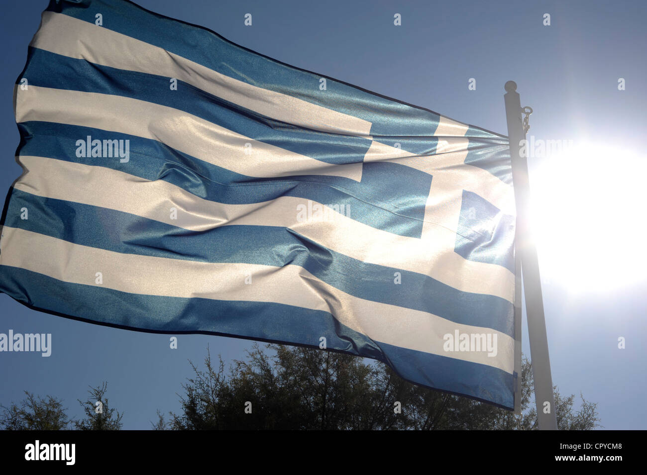 Griechische Flagge gegen die Sonne. - Stockfoto