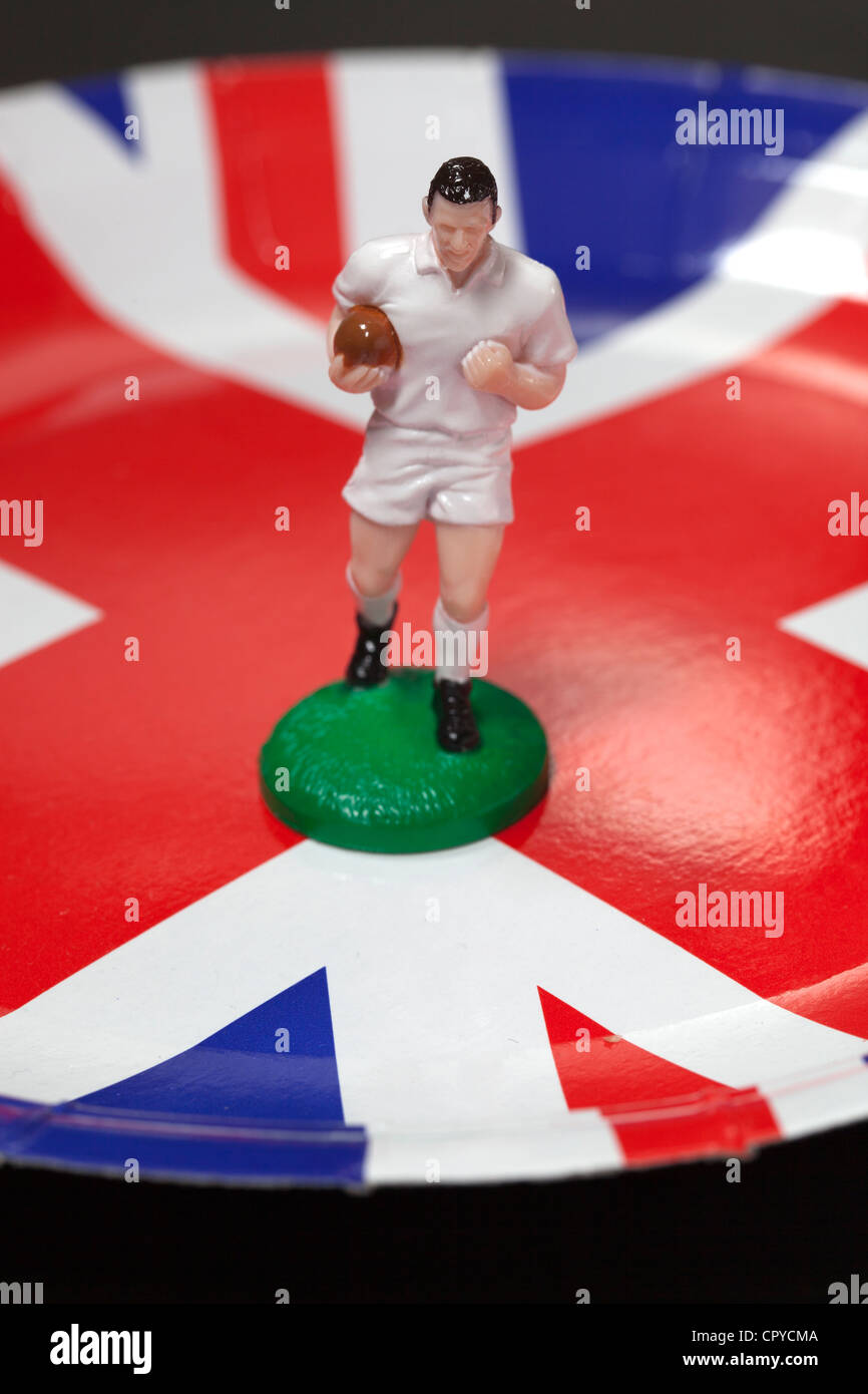 Modell-Rugby-Spieler auf Union Jack-Hintergrund Stockfoto