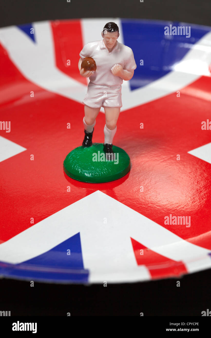 Modell-Rugby-Spieler auf Union Jack-Hintergrund Stockfoto