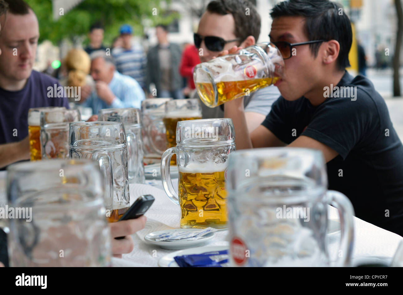 Männer trinken Bier Stockfoto