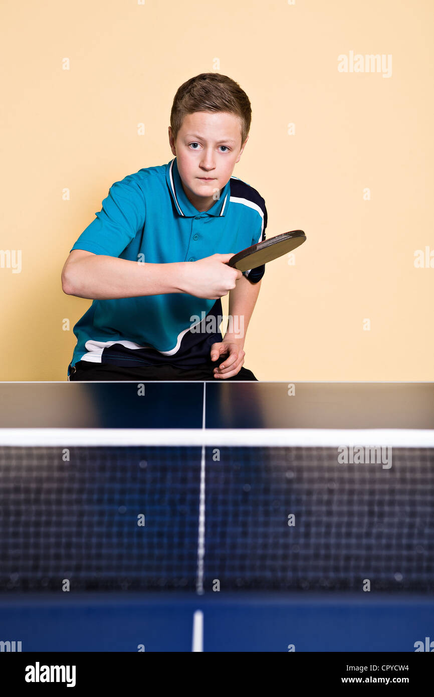 ein Junge spielt Tischtennis (Tischtennis) Stockfoto