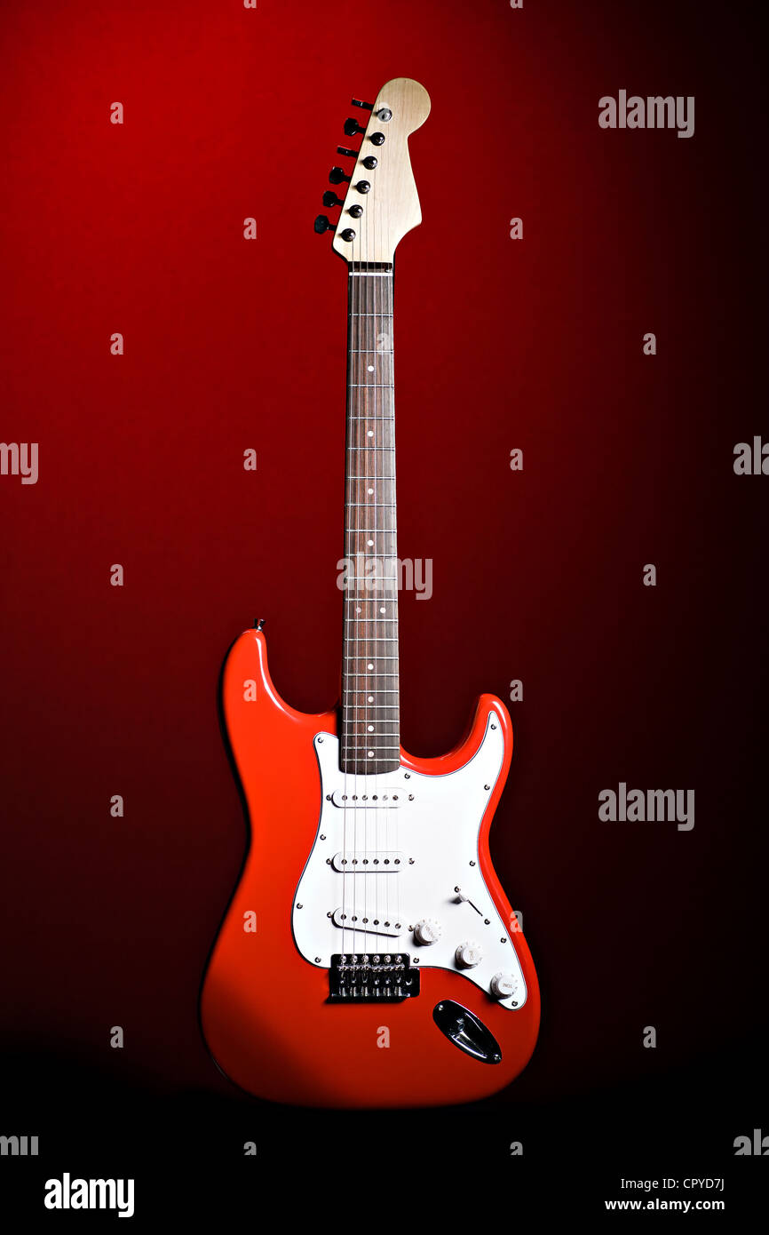Eine Nahaufnahme der Abschaltung einer roten Gitarre Stockfoto