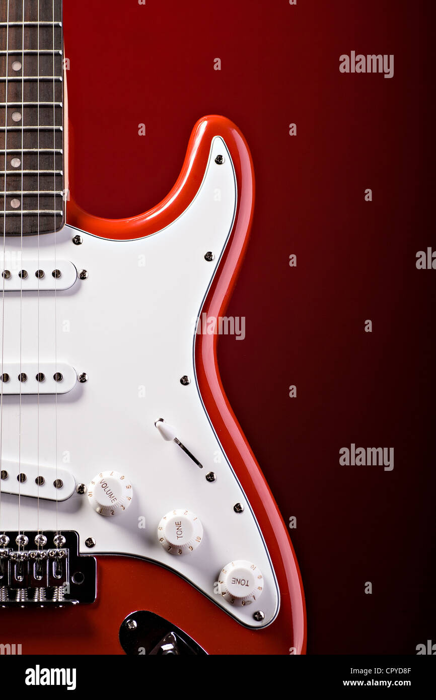 Eine Nahaufnahme der Abschaltung einer roten Gitarre Stockfoto Eine Nahaufnahme der Abschaltung einer roten Gitarre Stockfoto