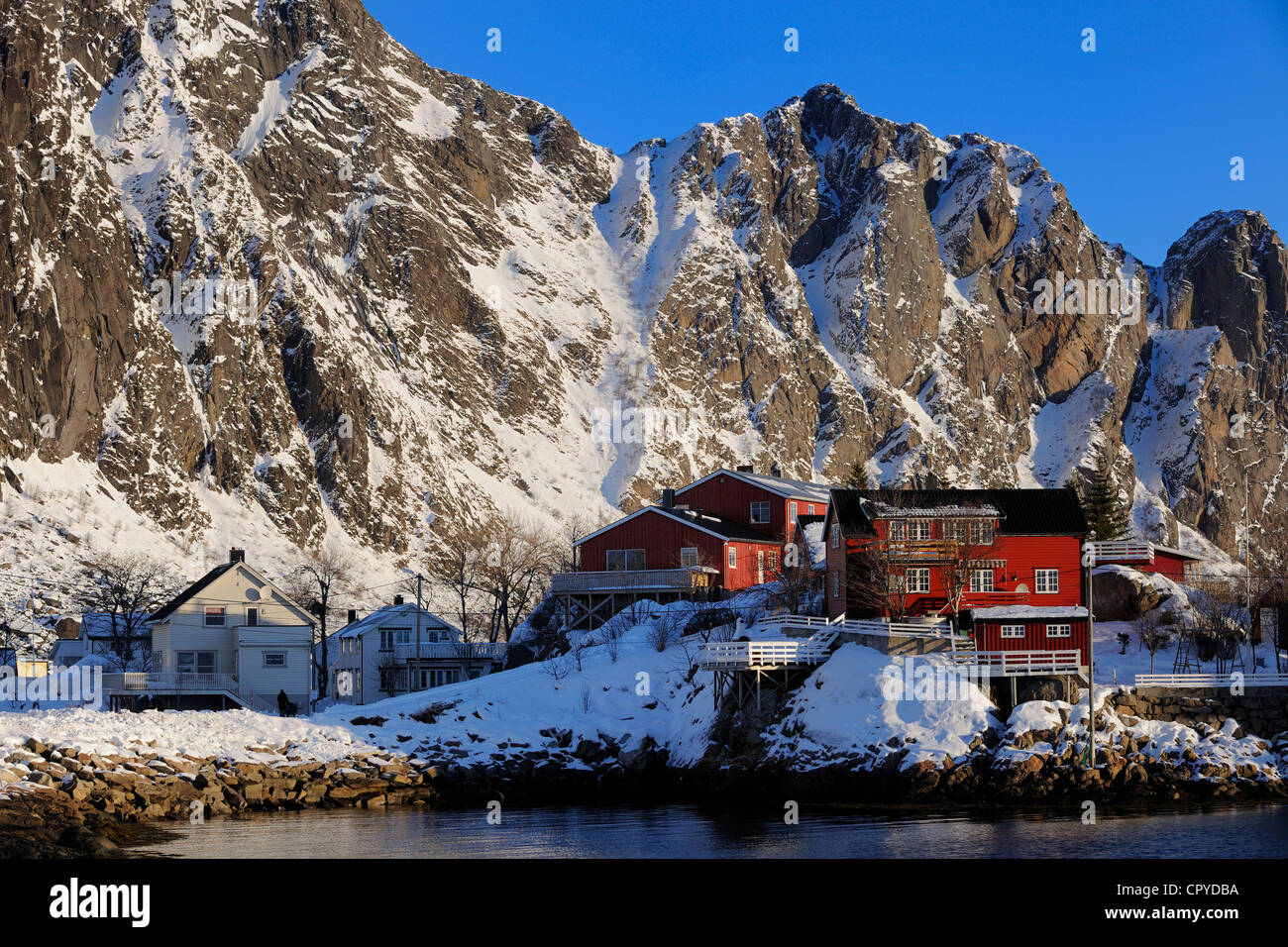 Norwegen, Nordland County, Lofoten-Inseln, Insel Austvagoy, Svolvaer Hafen, Holzhäuser Stockfoto