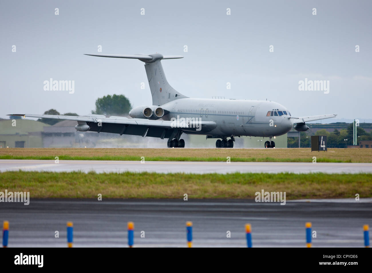 RAF Vickers VC10 Tanker Flugzeug Landung auf RAF Brize Norton Air Base in Oxfordshire, Vereinigtes Königreich Stockfoto