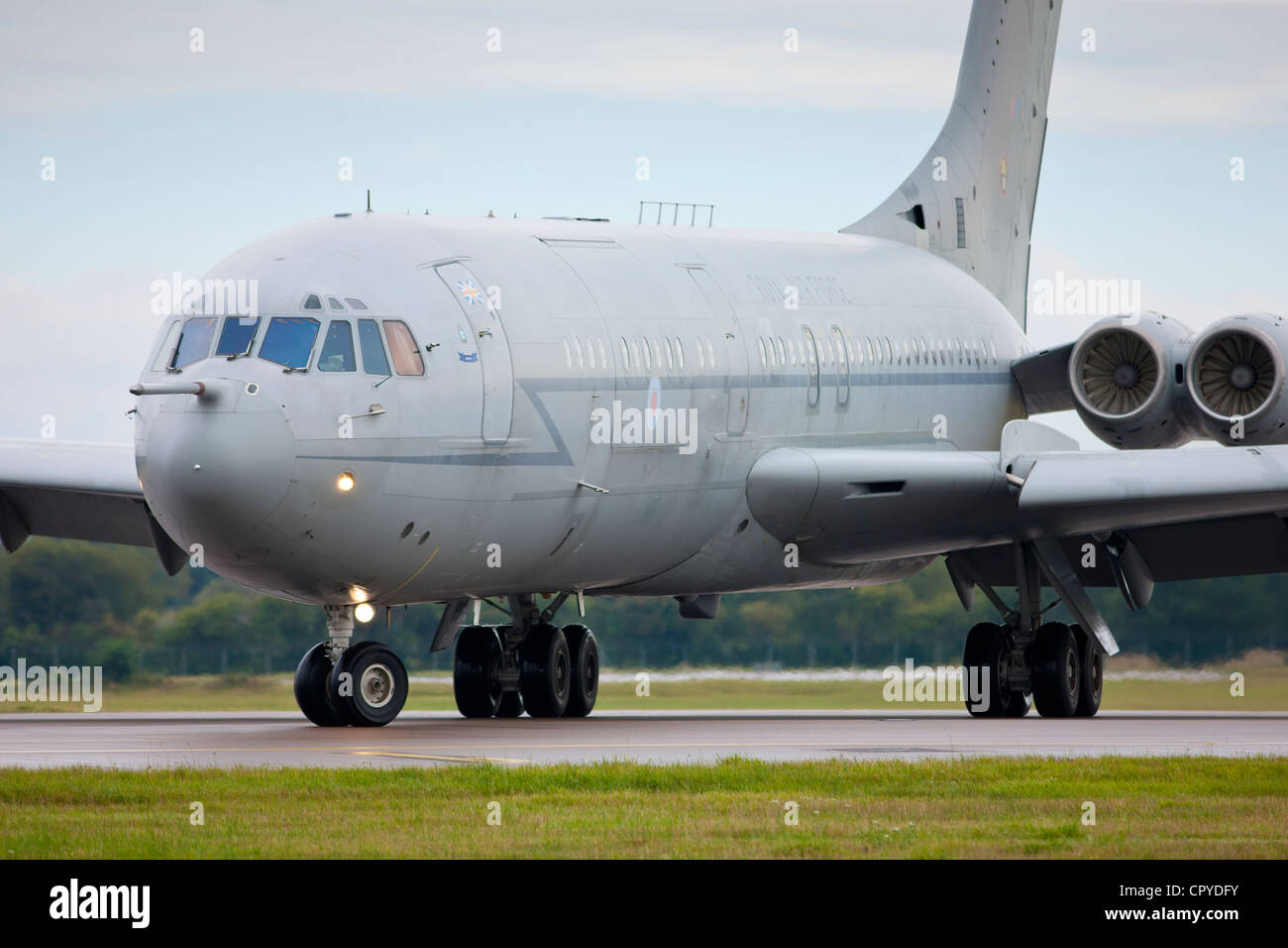 RAF Vickers VC10 Tanker Flugzeug Landung auf RAF Brize Norton Air Base in Oxfordshire, Vereinigtes Königreich Stockfoto
