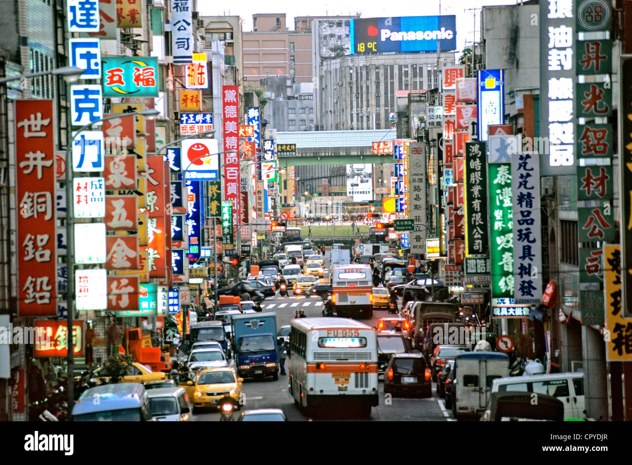 Taiwan, Taipei, der Verkehr auf der Hauptstraße der Hauptstadt die Konzentration mehr als 10 % der Bevölkerung Stockfoto