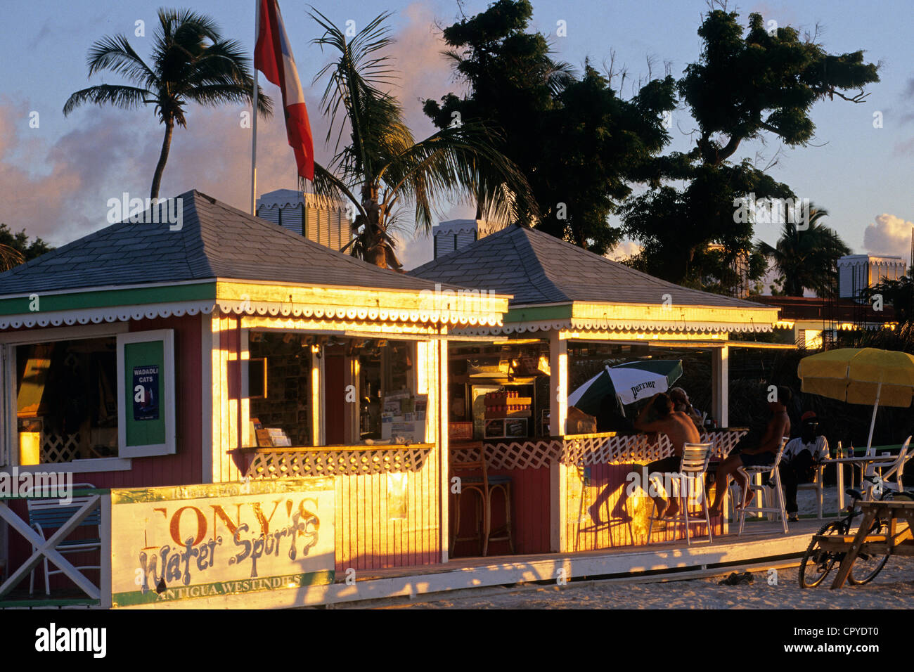 Antigua und Barbuda, Antigua Insel, Strand der Dickenson Bay, Bars am Strand die Sonne geht unter Stockfoto
