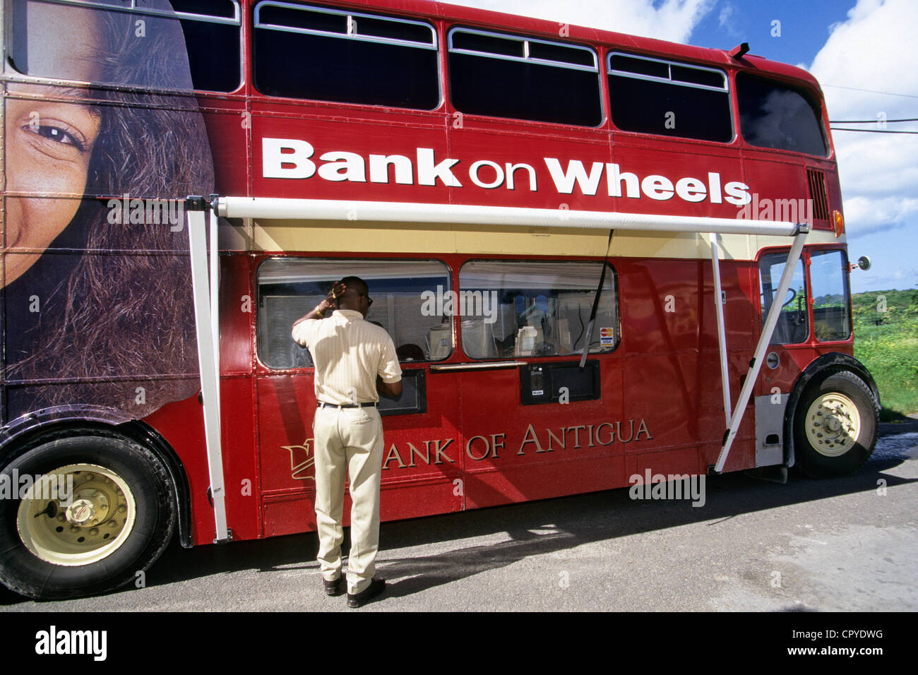 Antigua und Barbuda, Antigua Insel, mobile Bank mit einem sehr britischen Stil eingerichtet in einem Doppeldecker-bus Stockfoto
