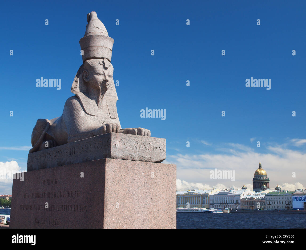 Sphinx am University Embankment, Blick auf die englischen Böschung und der St. Isaaks Kathedrale in St. Petersburg, Russland Stockfoto