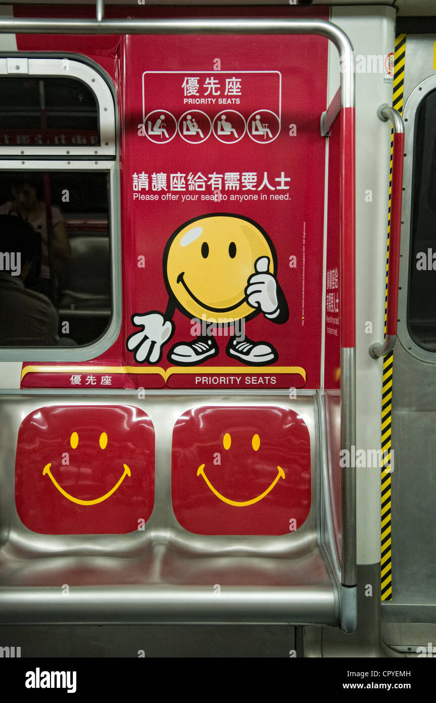Behindertensitzen für Passagiere auf der Hong Kong MTR u-Bahn-Züge. Stockfoto