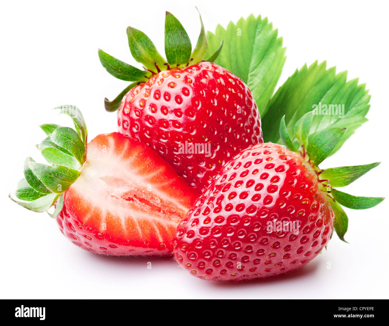 Erdbeeren mit Blättern. Isoliert auf weißem Hintergrund. Stockfoto