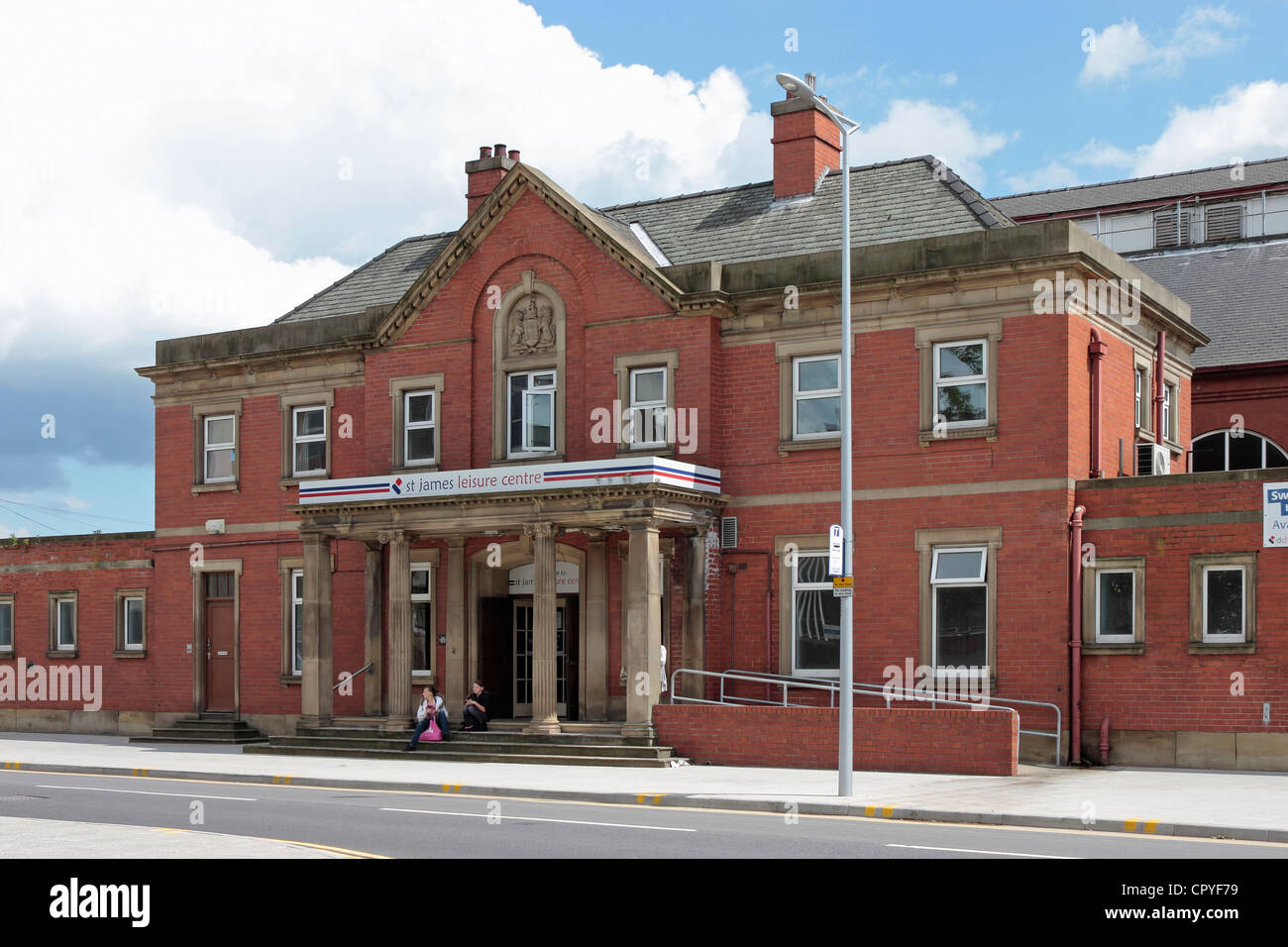 St James Bäder Doncaster im Westen von der neuen Sir Nigel Gresley Civic Square noch im Bau in Doncaster Stockfoto