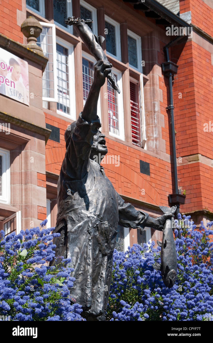 "Die Altrincham Markt Trader", eine Skulptur von Colin Spofforth. Market Street, Altrincham, Cheshire, England, Vereinigtes Königreich Stockfoto