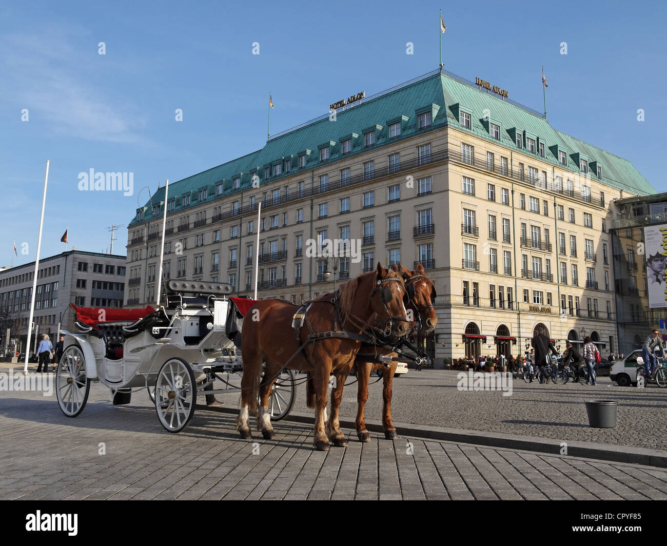 Pferde und Wagen vor Hotel Adlon, Unter Den Linden, Berlin, Deutschland. Stockfoto
