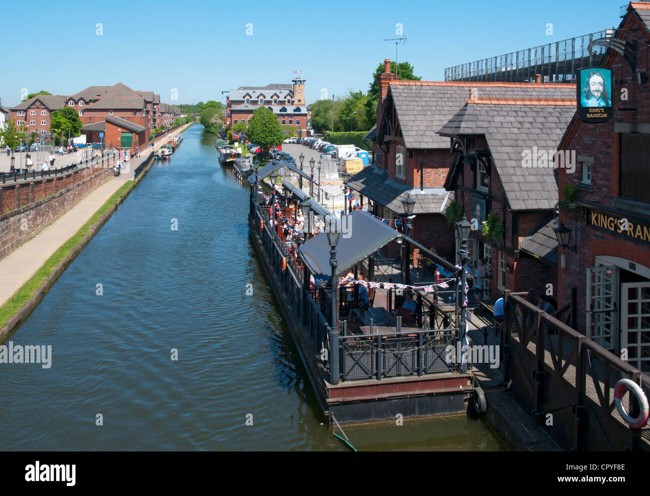 Schwimmende Sitzbereich des Königs Lösegeld Pub auf der Bridgewater Canal bei Verkauf, Cheshire, England, UK Stockfoto