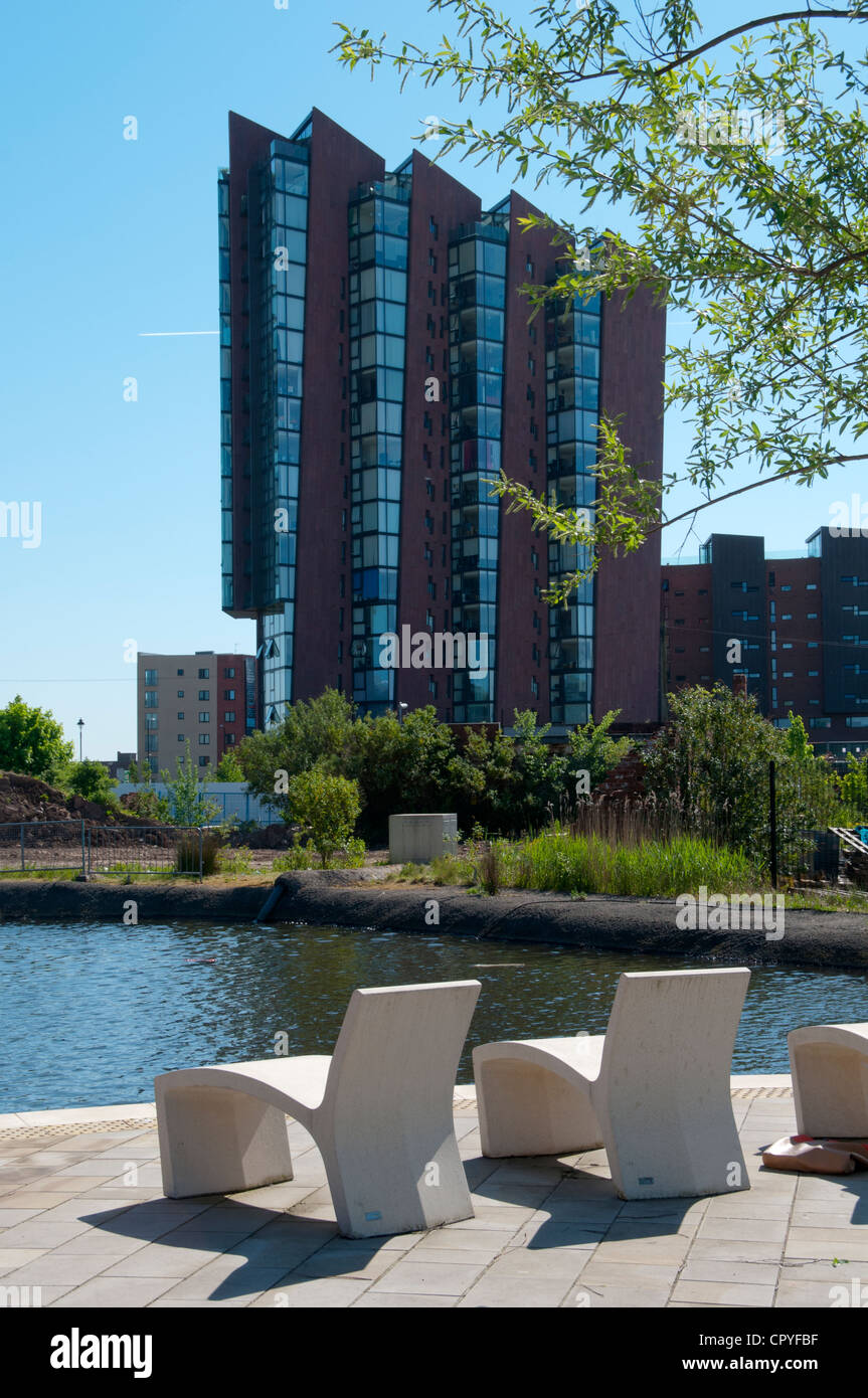 Islington Wharf Appartementhaus, vom neuen Islington Arm des Ashton Canal, Manchester, England, UK Stockfoto