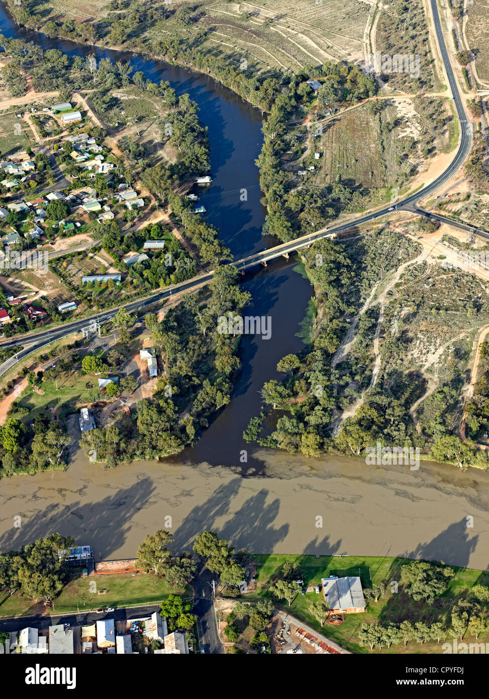 Tiefflug Luftaufnahme von Tuckers Creek Junction mit Darling River. Wentworth, New South Wales, Australien Stockfoto