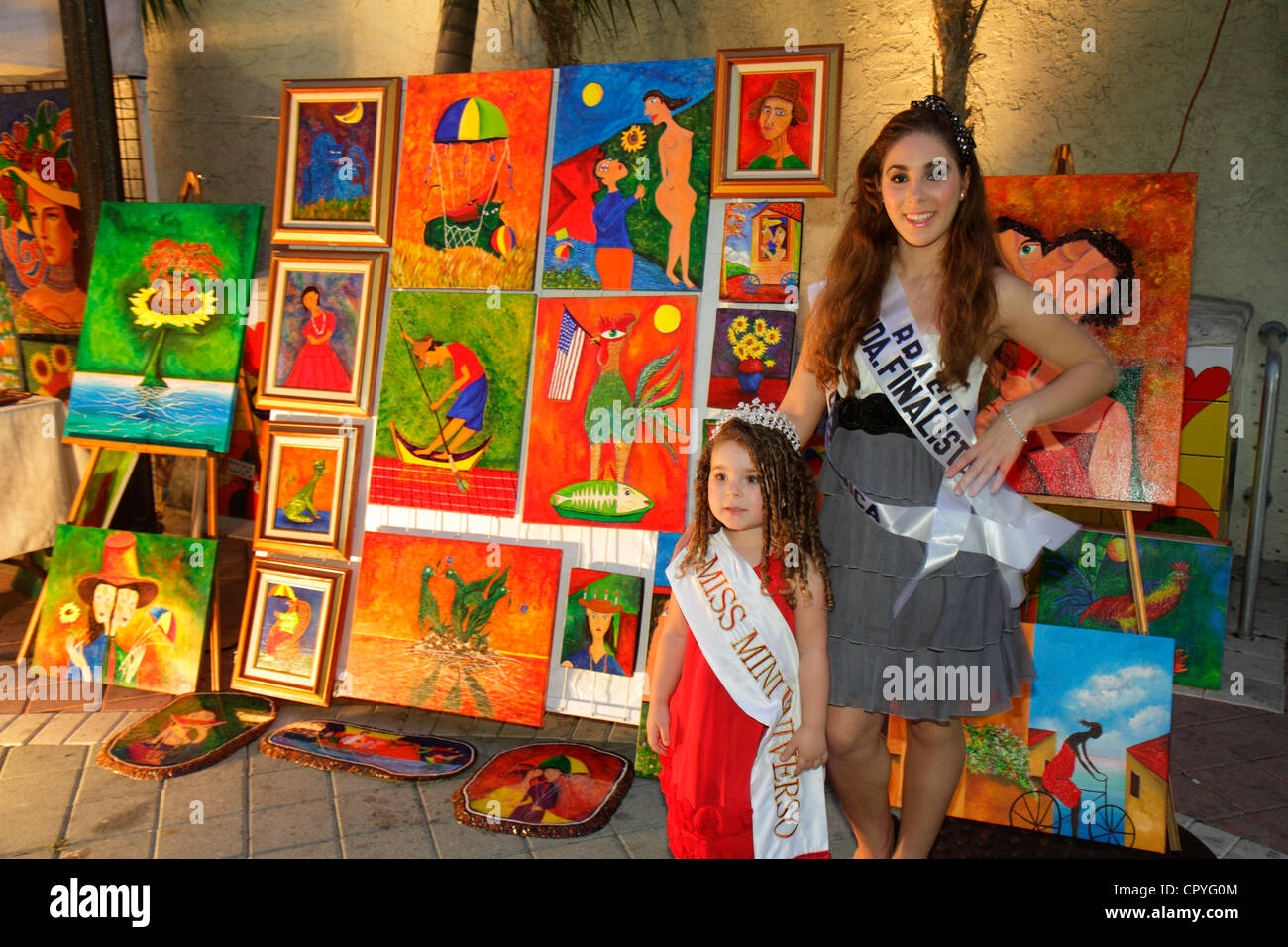 Miami Florida, Little Havana, Calle Ocho, Viernes Culturales, Kulturfreitags, monatliches Straßenfest, Hispanic ethnische Mädchen, weibliche Kinder Kinder Tee Stockfoto