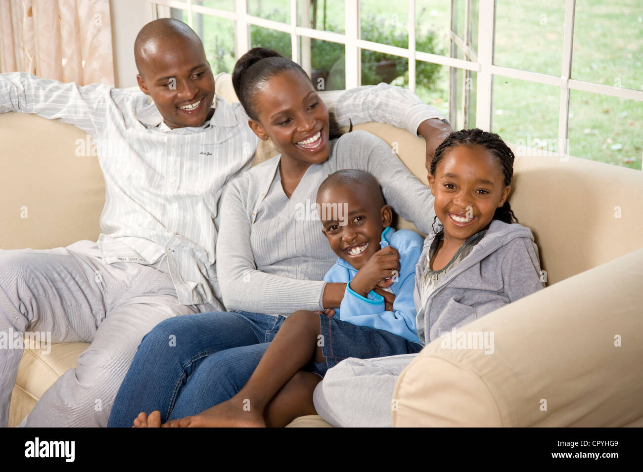 Junge Afrikanische Familie Sitzen Zusammen Auf Einer Couch Stockfotografie Alamy