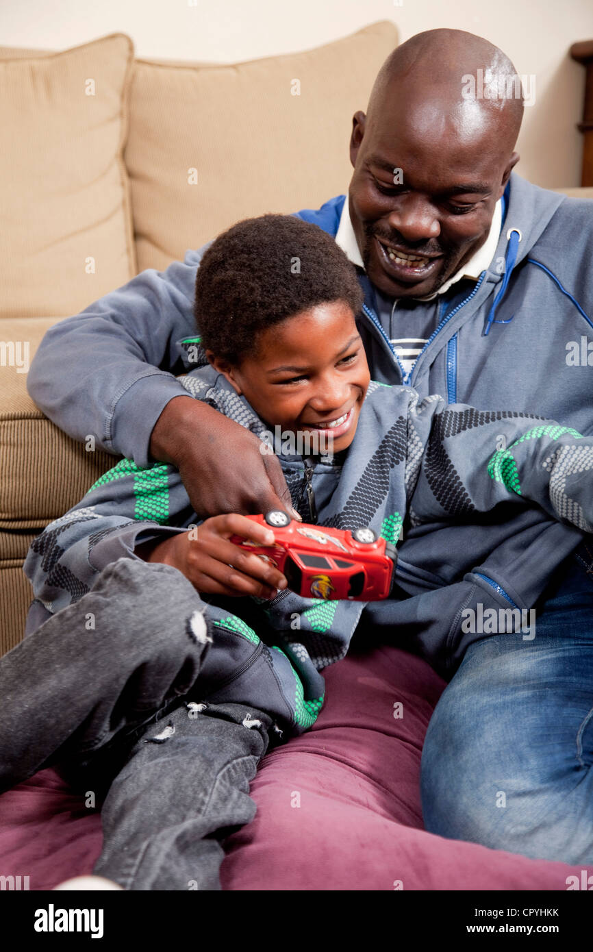 Vater und Sohn spielen, Illovo Familie, Johannesburg, Südafrika. Stockfoto