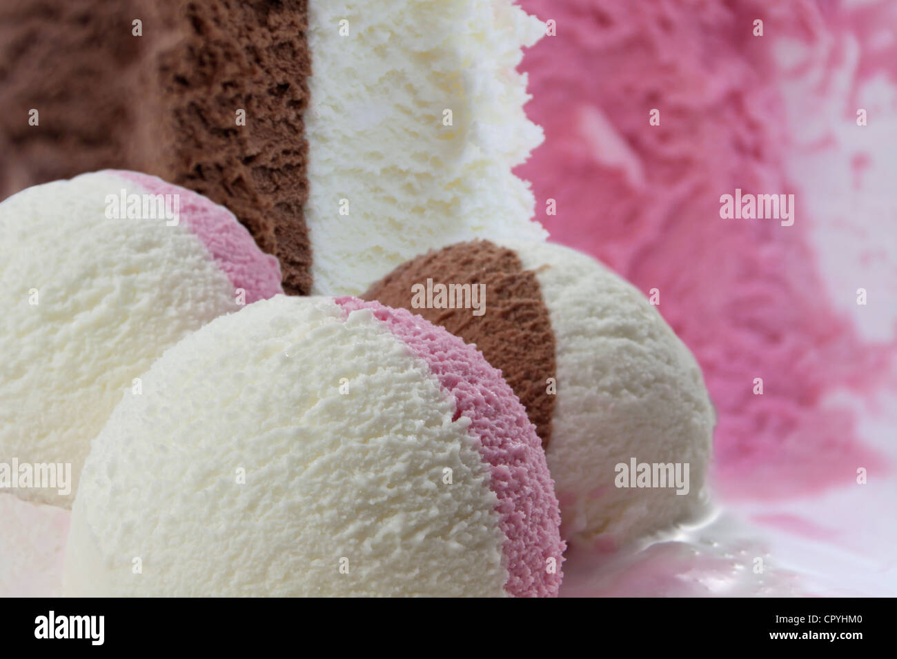 Vanille, Schokolade und Erdbeer Eis Stockfoto